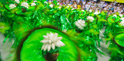 Проход по самбодрому на ежегодном бразильском карнавале (Рио де Жанейро)