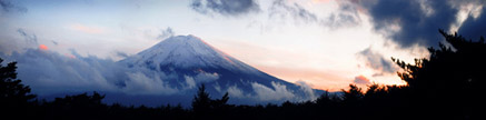 Панорама действующего вулкана Фудзи на острове Хонсю, Япония