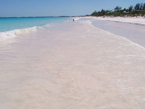 Голубая вода и розовый песок