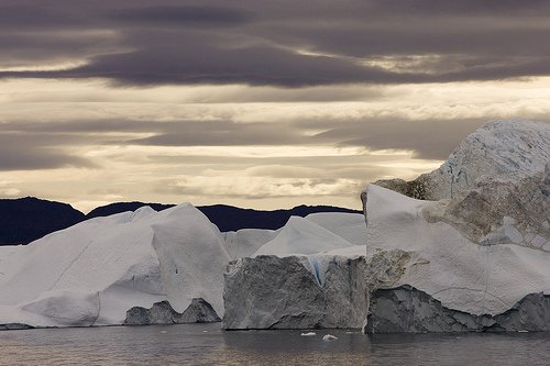Огромные айсберги во фьорде
