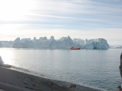 Вид на ледник, сползающего во фьорд