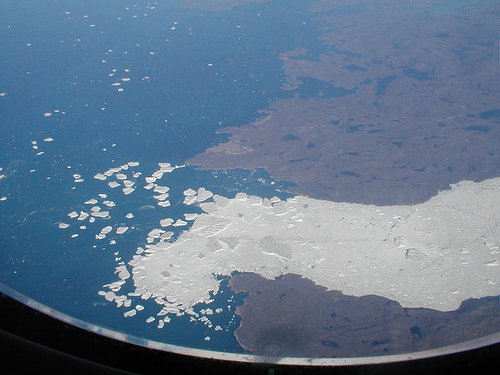 Образование айсбергов во фьорде