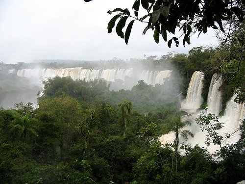 Вид на водопады со стороны Бразилии