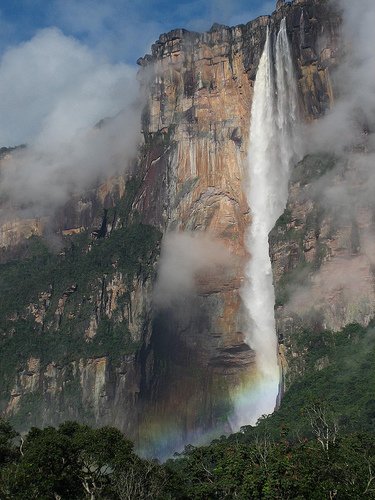 Водопад низвергается с горы Ауян-Тепуи